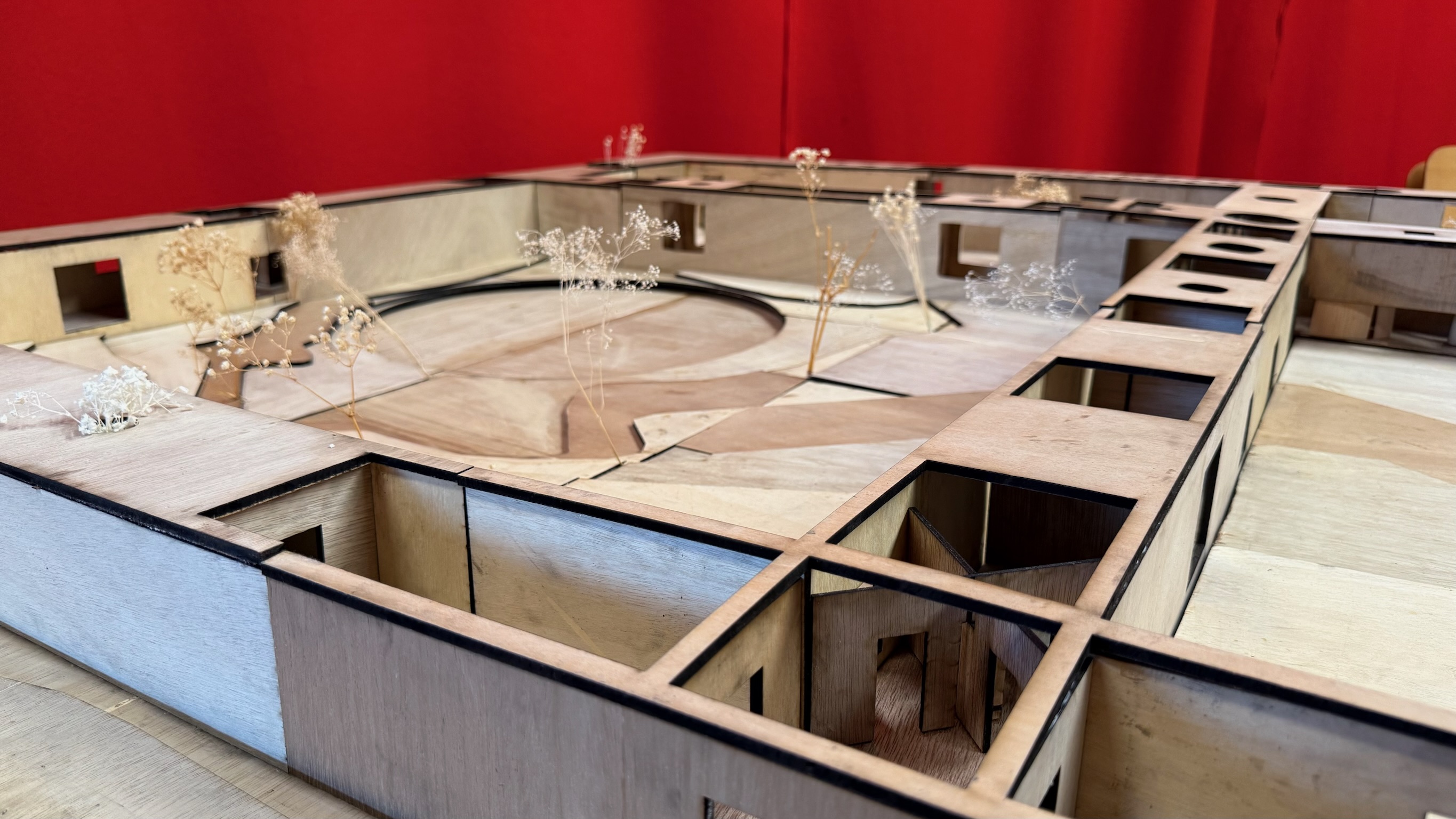 Luna House model, full view